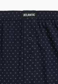 Granatowe bokserki w diamentowy wzór, z czarną gumką z napisem "ATLANTIC", dwiema guzikami i miękkim bawełnianym materiałem.