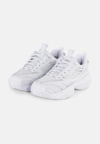 Zapatillas deportivas blancas hechas de malla y materiales sintéticos, con un diseño texturizado, cierre con cordones y suela de goma texturizada.