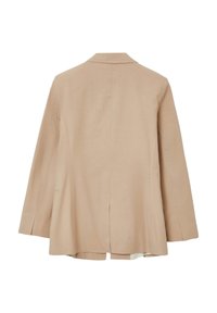 Beiger Leinenblazer mit Reverskragen, langen Ärmeln und seitlichen Schlitzen. Der Rücken ist leicht länger, mit einer glatten Textur und minimaler Detailgestaltung.