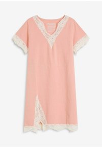 Robe en coton rose clair à manches courtes, présentant des accents en dentelle blanche sur l'encolure en V et les bords des manches, avec un ourlet asymétrique.