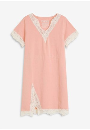 Robe en coton rose clair à manches courtes, présentant des accents en dentelle blanche sur l'encolure en V et les bords des manches, avec un ourlet asymétrique.
