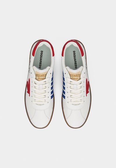 Λευκά δερμάτινα αθλητικά παπούτσια με κόκκινα γραφικά φύλλου σφενδάμου, μπλε πλευρικές ρίγες, το λογότυπο DSQUARED2 στα πέλματα και τη γλώσσα, και καφετιά σόλα.