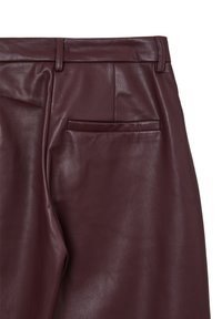 Burgunderfarbene Lederhosen mit glatter Textur, mit einer Gesäßtasche und maßgeschneideter Taille, von hinten dargestellt.