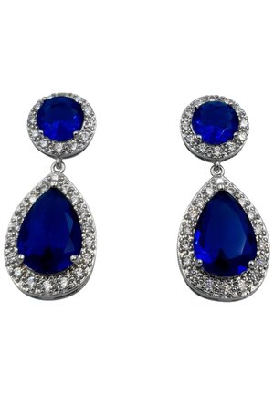Blaue Edelsteinhängerohrringe zeigen einen runden oberen Stein, umgeben von kleinen klaren Edelsteinen, die zu einem tropfenförmigen blauen Stein führen. Metall in Silberfarbe.