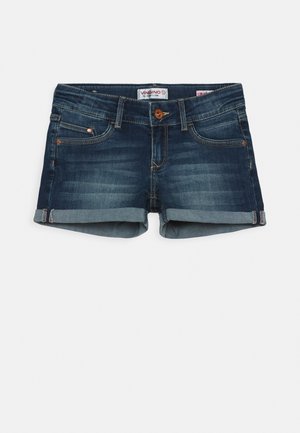 Shorts en denim bleu foncé avec un ourlet retourné, dotés de cinq poches et d'un bouton marron. Légères décolorations et détails de couture contrastés.