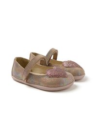 Ballet flats in materiale iridescente rosa con una fascia in velcro, caratterizzate da un accento a forma di cuore glitterato sulla punta e una suola rosa morbida.