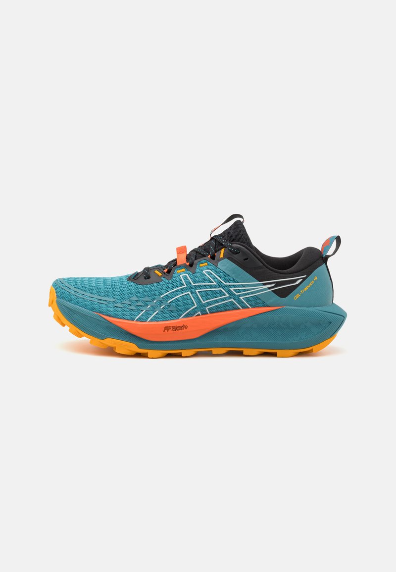 Čevlji za trail running z mrežastim zgornjim delom v teal barvi ter oranžnimi detajli in teksturiranim podplatom. Opremljeni so s podloženim srednjim delom in reflektivnimi detajli.