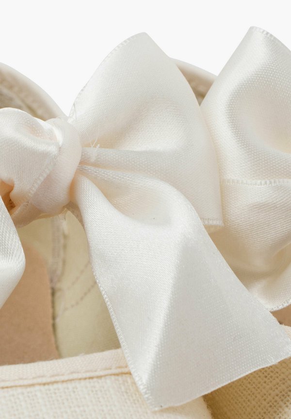 CEREMONIA LAZO – Riemchenballerina – marfil