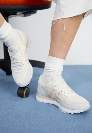 Matalavartiset tennarit - beige