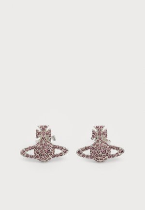 Roosad rhinestone kõrvarõngad metallraamis, kaunistatud dekoratiivse kaare ja ringikujulise disainiga avatud aktsentidega. Läikiv ja sädelev viimistlus.