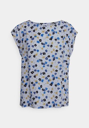 Blusa de manga curta floral em azul claro, apresentando um padrão de flores azuis, pretas e amarelas. Tecido macio com um design de corte solto.