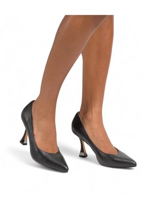 Schwarze Leder High Heels mit spitzer Zehe, tief ausgeschnittenen Seiten und einem einzigartigen Absatzdesign mit einem Metallakzent. Glatte Textur.