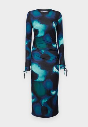 Vestido de manga larga sobre un fondo oscuro con patrones abstractos en turquesa y verde, que presenta fruncidos laterales y lazos en las mangas.