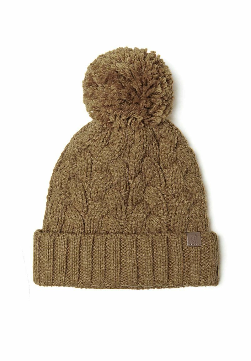 Beanie en tricot marron avec un motif en câble texturé, doté d'un grand pompon sur le dessus et d'un revers à côtes, agrémenté d'une petite étiquette logo.