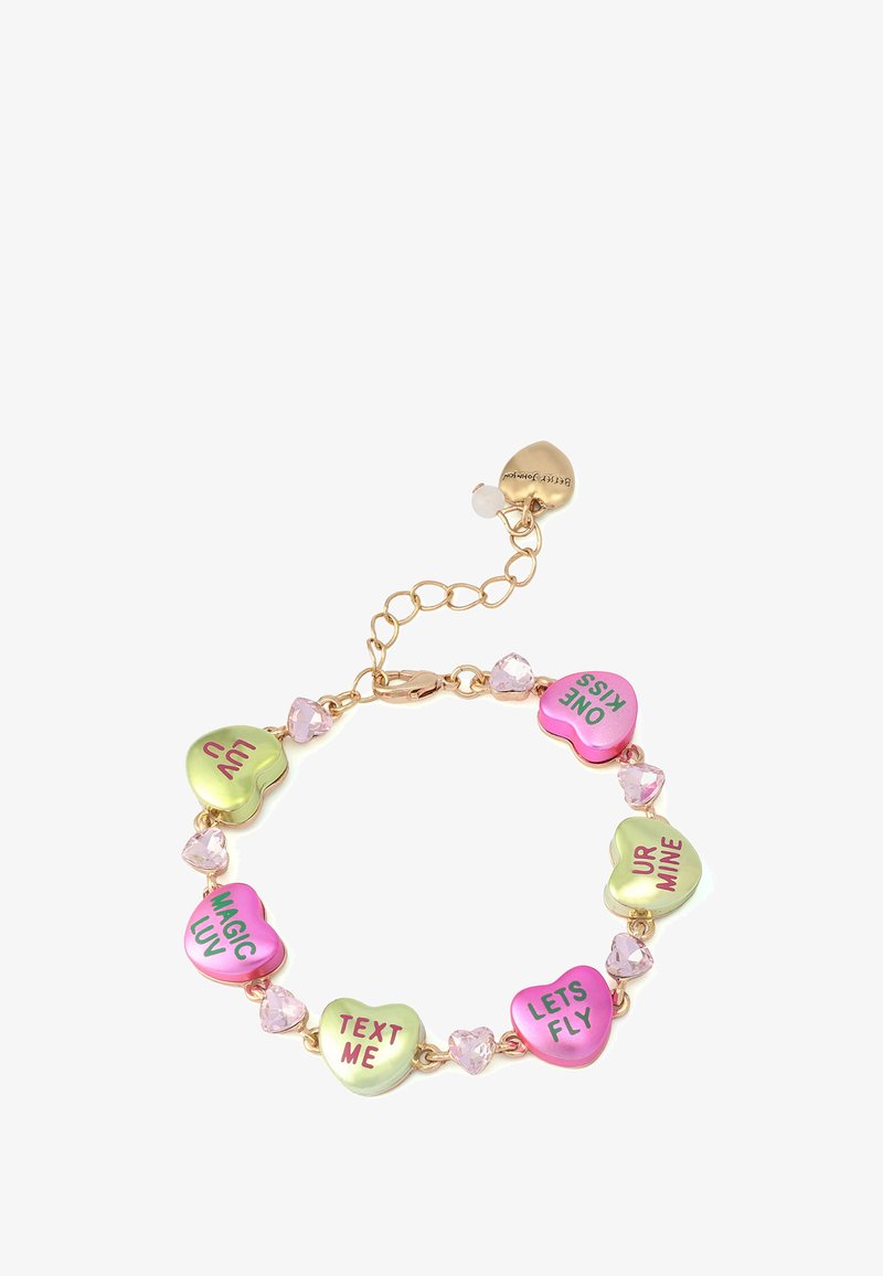 Bracelet doré avec des charms en forme de cœurs de conversation pastel portant des phrases, entrecoupé de pierres précieuses roses et d'une fermeture à ressort.