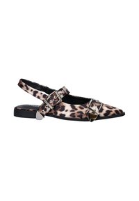 Slingback schoen met luipaardprint, een puntige neus, verstelbare dubbele gespsluiting en metalen details op de neus. Platte zool.