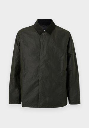 Casaco impermeável verde escuro com gola de veludo cotelê, fecho de botões e dois bolsos laterais. Textura lisa, design minimalista.