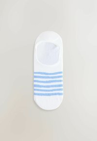 Hvid sok med lyseblå vandrette striber hen over midten. Fremstillet af en bomuldsblanding med en glat tekstur og lav skæredesign.
