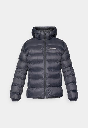 Marinblå puffjacka med huva, med horisontell quiltning, främre dragkedja och elastiska ärmmuddar. Logotyp på övre vänstra bröstet. Slät textur.