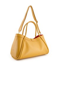 Gelbe Lederhandtasche mit doppelten Griffen und einem abnehmbaren Gurt. Hat eine glatte Textur und ein leuchtend rotes Innenfutter.