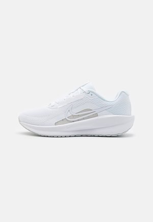 Chaussure de course blanche légère avec tige en mesh et semelle épaisse coussinée, présentant un design incurvé et un logo brodé sur le côté.