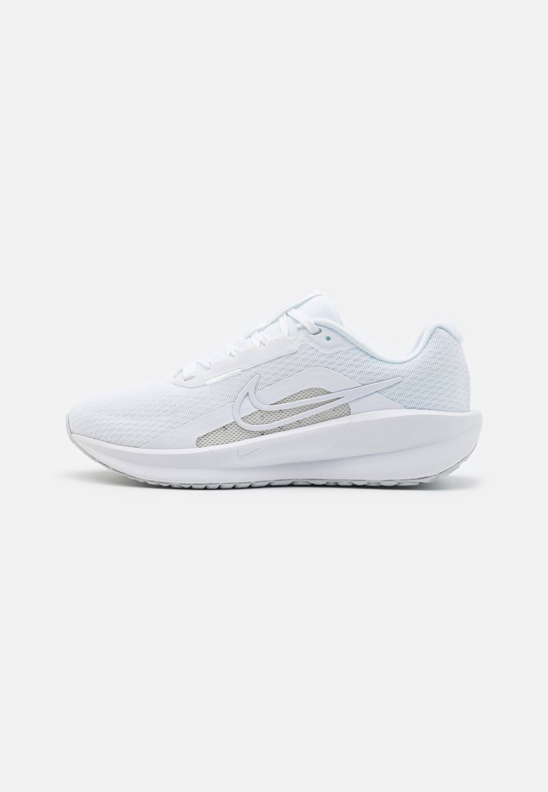 Chaussure de course blanche légère avec tige en mesh et semelle épaisse coussinée, présentant un design incurvé et un logo brodé sur le côté.