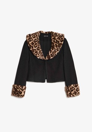 Svart kort jakke med leopardmønstret krage og mansjetter, med en teksturert finish og lukkes med spenne foran.