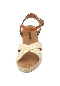 Sandal espadrille in tessuto intrecciato beige e bianco con design a fasce incrociate, cinturino marrone alla caviglia e suola avvolta in juta.