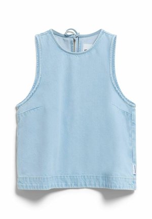 Hellblaues ärmelloses Denim-Top mit rundem Ausschnitt und Bindverschluss am Rücken, mit Seitennähten und kleinem Stoffetikett am Saum.