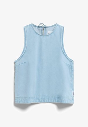 Haut en denim sans manches bleu clair avec encolure ronde et fermeture à nouer dans le dos, avec détails sur les coutures latérales et petite étiquette en tissu à l'ourlet.