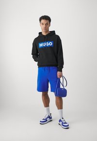 HUGO NASENSIO - Donji dijelovi trenirke - open blue