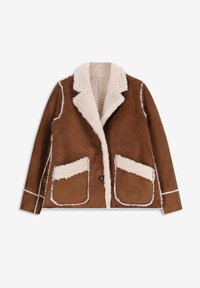 Veste en daim marron avec un col en shearling crème douillet, deux poches avant avec bordure en shearling et détails de surpiqûres contrastées.
