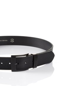 Zwarte leren riem met een gladde textuur, rechthoekige gesp en verstelgaten. Lengte gemarkeerd als 38 inch.