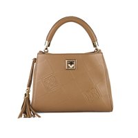 Mittelgroße braune Handtasche aus strukturiertem Leder mit geprägten Mustern, goldenen Beschlägen, einem abnehmbaren Quastenanhänger und einem runden Griff.