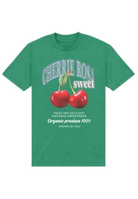 Zelené bavlněné tričko s motivem dvou červených třešní a textem "CHERRIE ROSA sweet" spolu s dalšími frázemi o ekologické produkci.