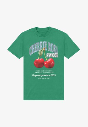 Groen katoenen T-shirt met een afbeelding van twee rode kersen, met de tekst "CHERRIE ROSA sweet" en extra zinnen over biologische producten.