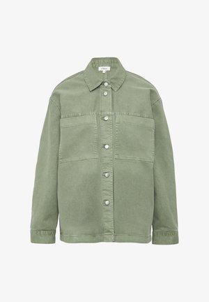 Zielona kurtka dżinsowa z zapięciem na guziki z przodu, szpiczastym kołnierzem i dwiema kieszeniami na piersiach. Posiada srebrne elementy metalowe oraz długie rękawy.