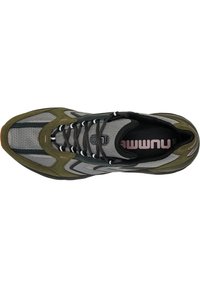 Grå och olivfärgad sneaker med overdel i mesh, texturerade mockadetaljer, svarta snören och en vadderad sula. Diskret logotyp på innersulan.