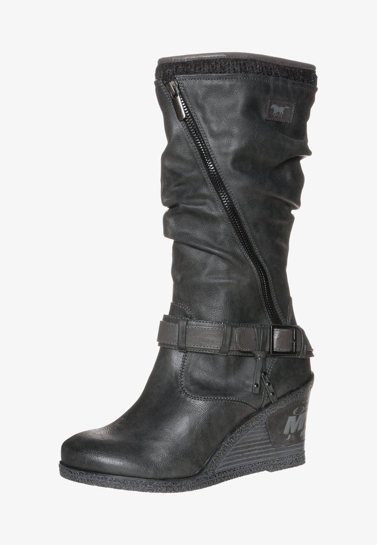 Botte compensée en cuir noir mi-mollet avec fermeture éclair latérale, sangle décorative et boucle, ainsi que semelle en caoutchouc texturée.