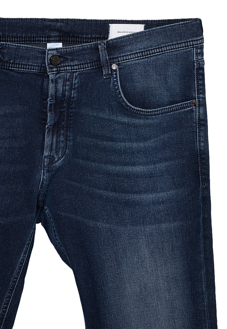 Ciemnoniebieskie dżinsy w klasycznym pięciopocketowym stylu, z zapięciem na guzik i delikatnym wyblaknięciem na przodzie.