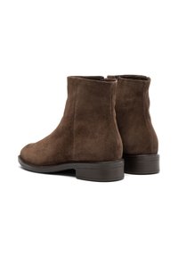 Stivaletti in camoscio marrone con punta tonda e tacco basso a blocco; presentano una texture liscia e un design semplice e elegante.