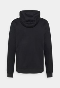 Sweat à capuche noir avec une texture lisse, doté de manches longues, d'une poche kangourou et de poignets et ourlets côtelés. Design uni, sans motifs.