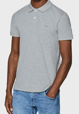 Polo gris à manches courtes avec col, doté de trois boutons et d'un logo discret. Tissu en mélange de coton lisse, assorti à un jean en denim bleu.