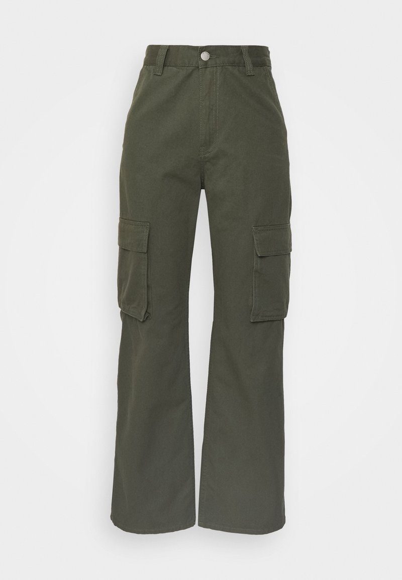 Pantalon cargo vert foncé à jambes larges avec bouton à l'avant, fermeture éclair, passants pour ceinture et deux grandes poches latérales à rabats.