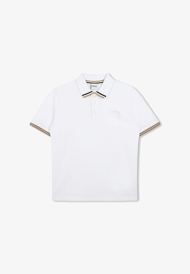 T-shirt polo blanc en coton, avec une patte de boutonnage à trois boutons, un col à rayures noir et or, et un logo discret sur la poitrine.