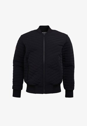 Czarna, pikowana kurtka bombowca z przednim zamkiem, prążkowanymi mankietami i dołem. Posiada boczne kieszenie oraz logo na lewej rękawie.