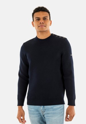 Maglione blu navy con collo rotondo, polsini e orlo a costine, caratterizzato da bottoni decorativi sulla spalla e tessuto testurizzato.