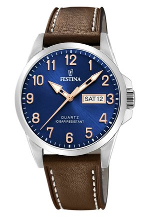 Montre à quartz avec un cadran texturé bleu, boîtier en acier inoxydable argenté, index lumineux en or rose, et un bracelet en cuir brun avec des surpiqûres blanches.