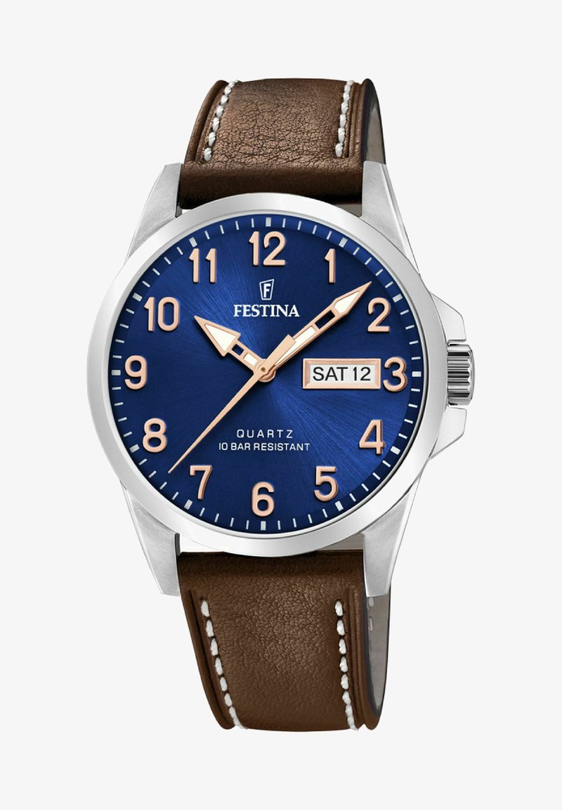 Kvarcinis laikrodis su mėlynu tekstūruotu ciferblatu, sidabriniu nerūdijančio plieno korpusu, švytinčiais rožinės aukso žymekliais ir ruda odine apyranke su balta siūle.