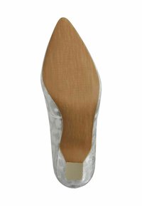 Semelle de chaussure à bout pointu avec un dessus en métal argenté, texture lisse, et un fond en caoutchouc brun doté d'une prise texturée. Taille marquée comme 37.